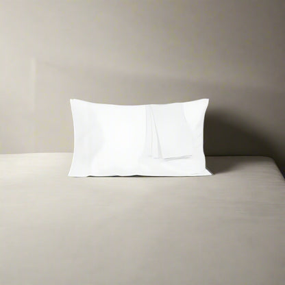 100% pamut párnahuzat, puha, tartós és elegáns, fehér háttéren.