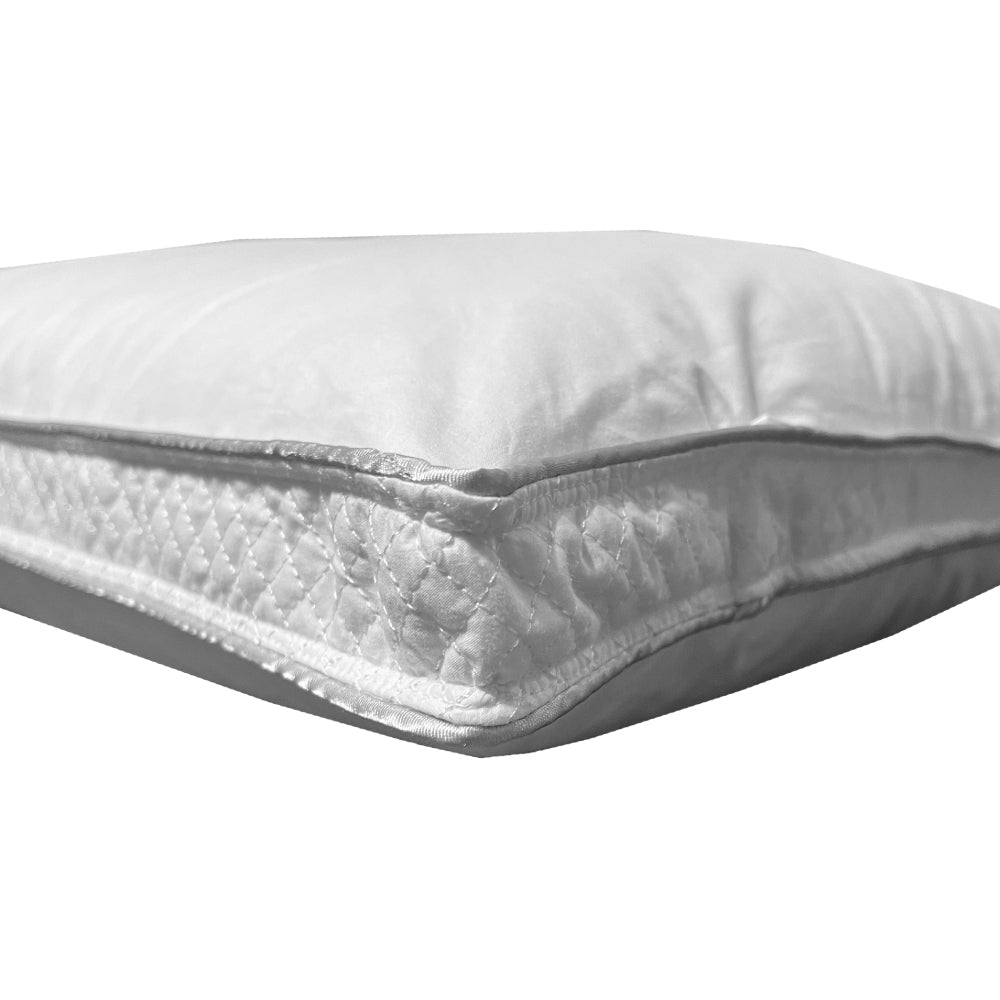 A párna oldalsó nézete, 3,75 cm magas, háromkamrás kialakítás, belső kamra 100% libatollal, külső kamrák 90% libapehellyel és 10% libatollal, puha és tartást biztosító.