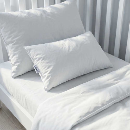 Fehér 30x50 cm-es gyermekpárna Serene 90% pehely töltettel, semleges háttér előtt