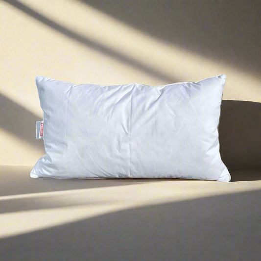 Puha és kényelmes Serene gyermekpárna 30x50 cm, 90% libapehellyel, gyermekszobában elhelyezve.